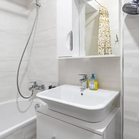 Cozy Studio With Netflix And Private Parking Бухарест